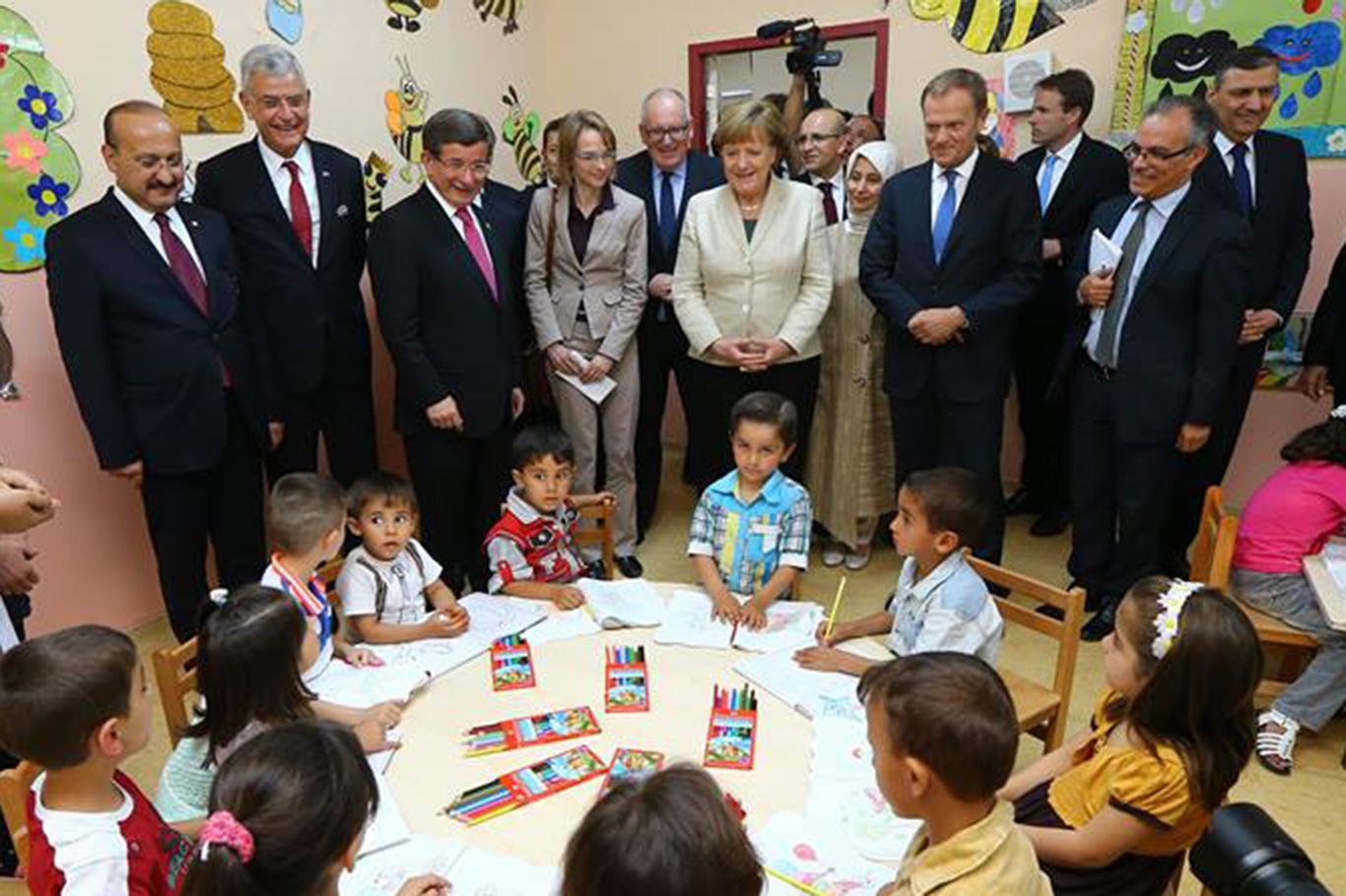 Davutoğlu ile Merkel anaokulunu ziyaret etti Davutoğlu ile Merkel anaokulunu ziyaret etti